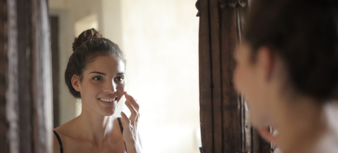 It improves appearance and has a rejuvenating effect. Find out what facial yoga is all about